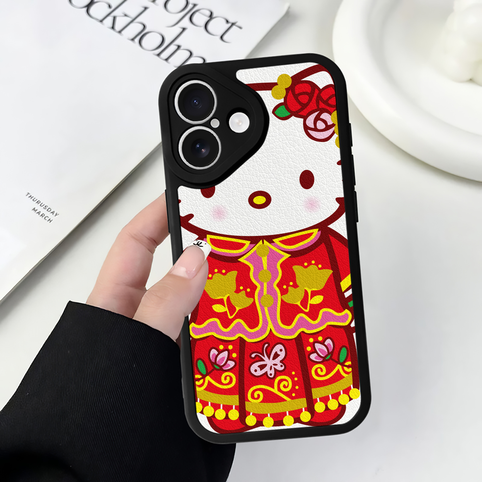 （画像用） Hello Kitty ハローキティ 【iPhone 16シリーズ対応】シリコンスマホケース（レザー調） 材質：シリコン